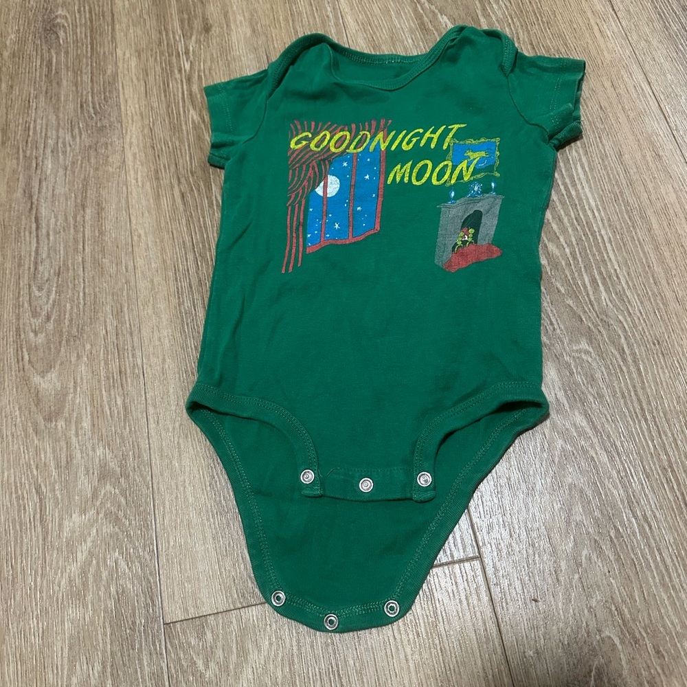 Green Goodnight Moon Short Sleeve Onesie w Snaps for 12M